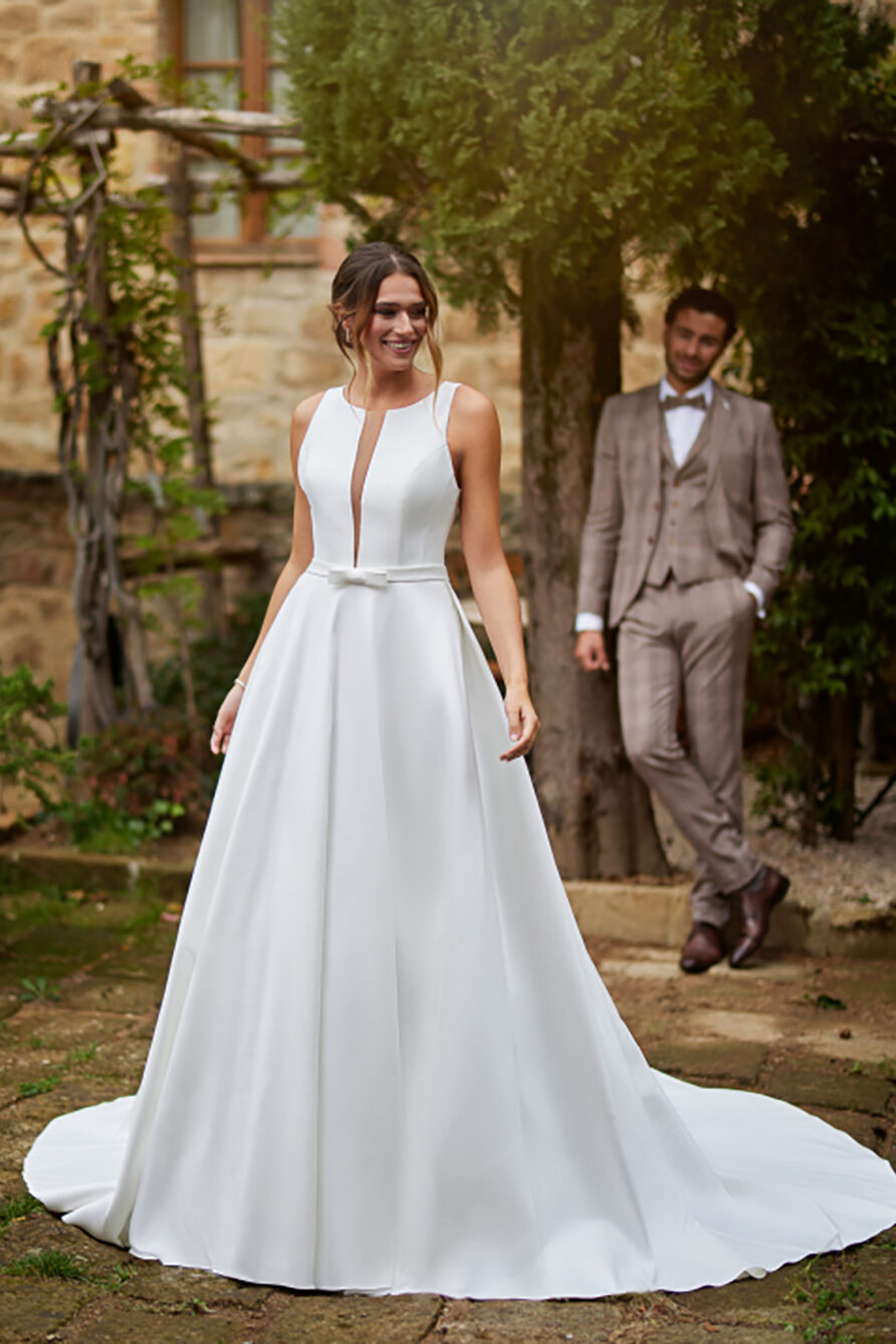 023-MTL25232-treschic-madetolove-abito-vestito-sposa-liscio-gonna-ampia-scollatura-profonda-matrimonio.com-pigal-atelier-bergamo