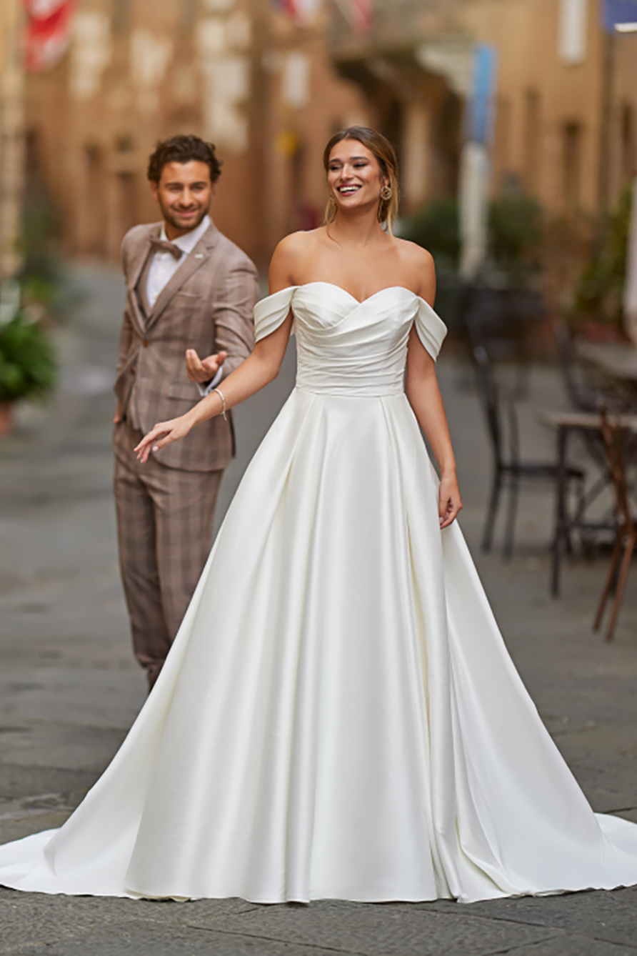 024-MTL25517-treschic-madetolove-abito-sposa-vestito-liscio-raso-scollatura-omerale-semplice-matrimonio.com-pigal-atelier-bergamo