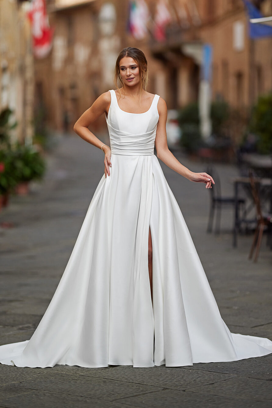 025-MTL25519-treschic-madetolove-abito-vestito-sposa-raso-liscio-scollatura-tonda-spacco-gonna-ampia-pigal-atelier-bergamo