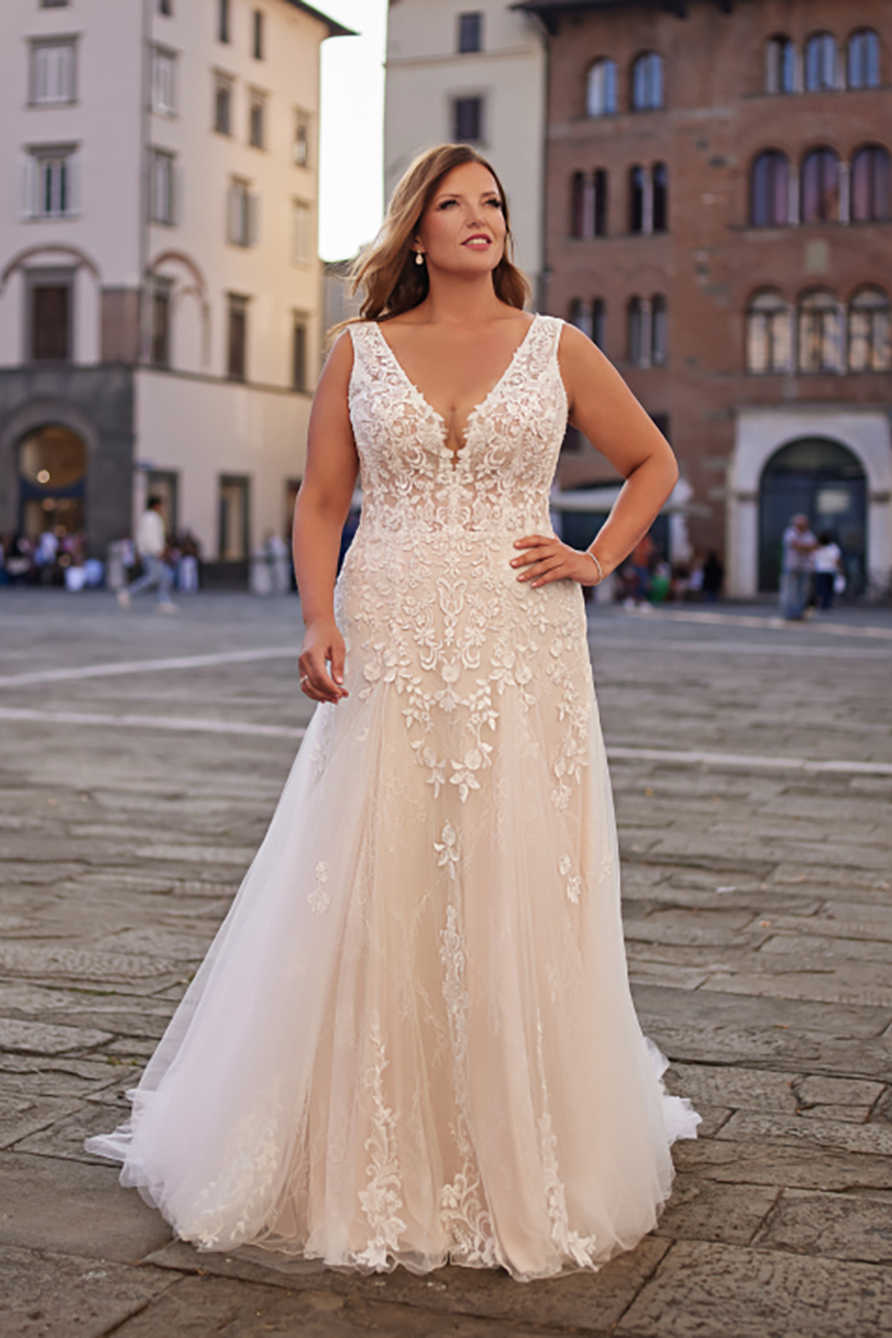 042-ME25326-abito-vestito-sposa-matrimonio-curvy-conformato-sirena-pizzo-treschic-pigal-atelier-bergamo-nuove-collezioni