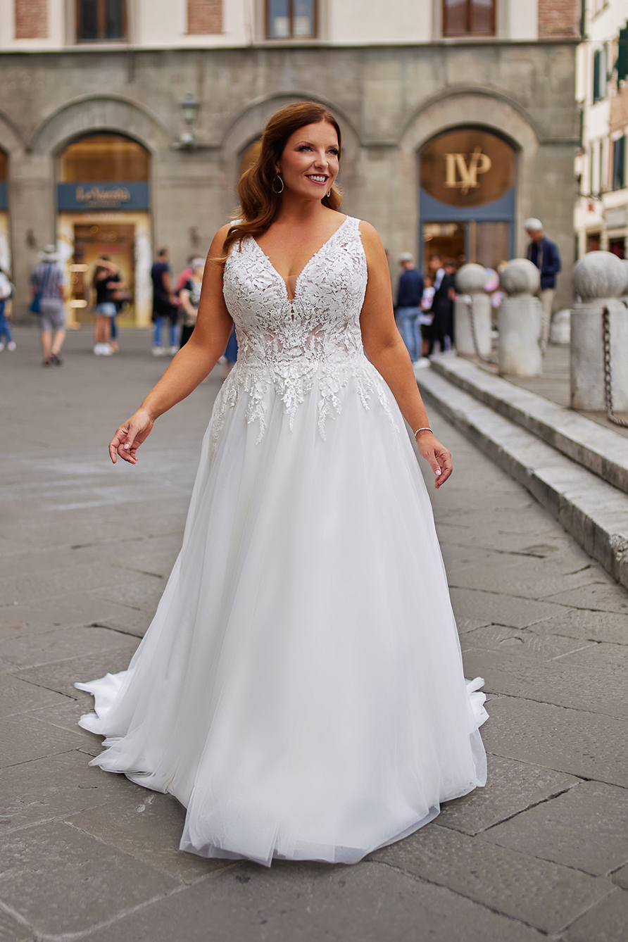 043-ME25309-treschic-abito-vestito-sposa-conformato-taglie-forti-scollatura-v-pigal-atelier-bergamo