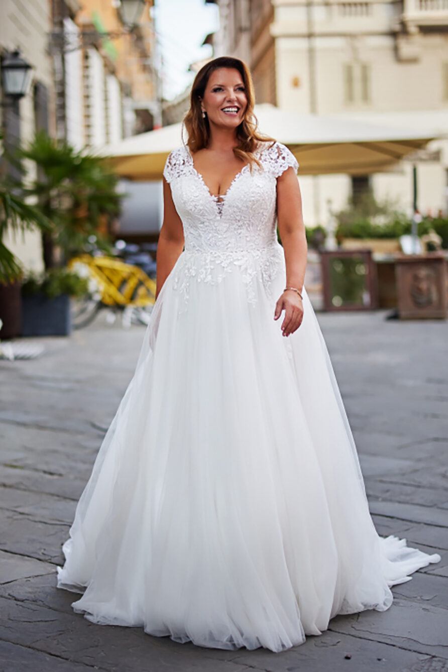 044-ME25317-treschic-abito-sposa-vestito-conformato-taglie-forti-scollatura-maniche-pizzo-pigal-atelier-bergamo