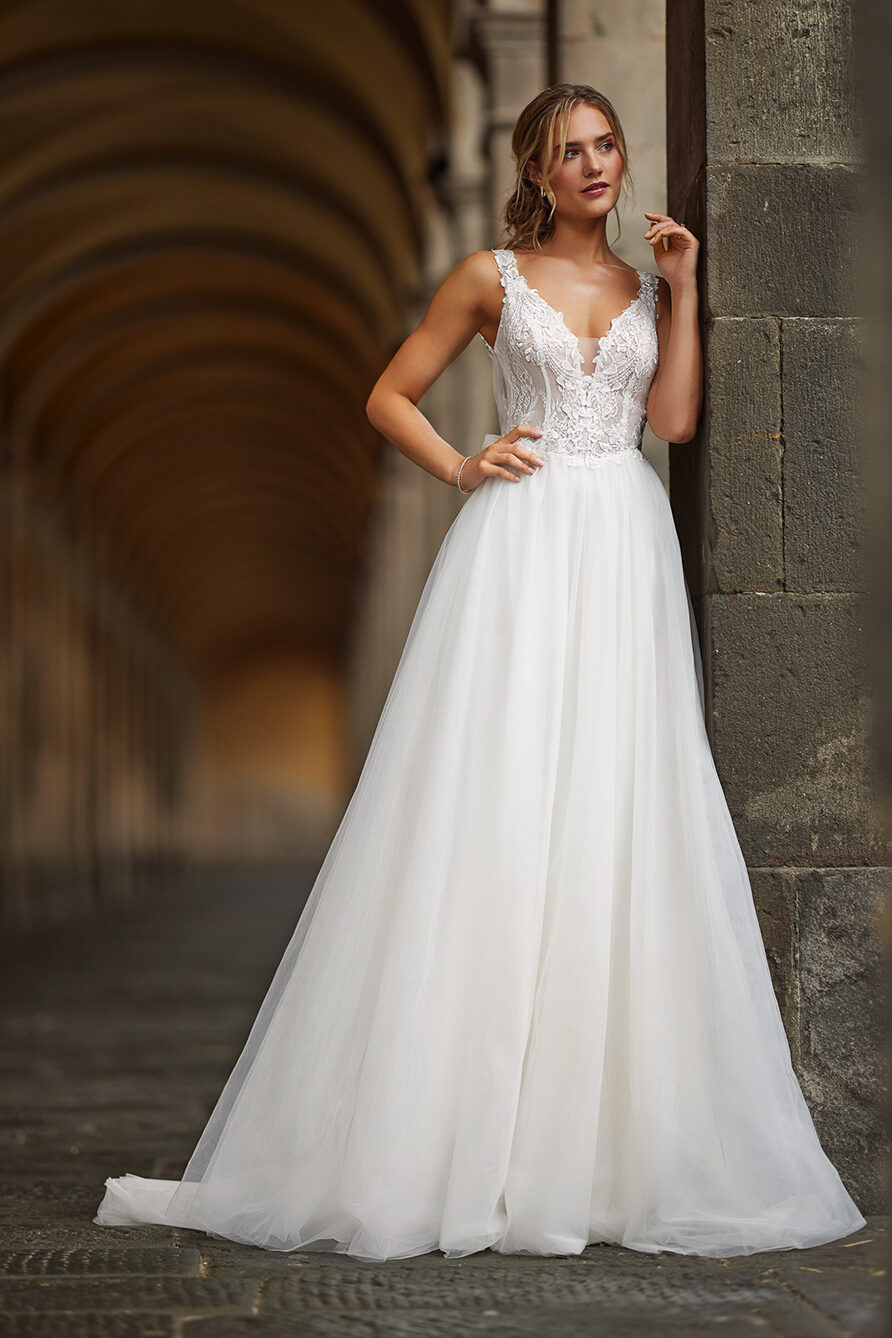 05-AA25603-treschic-avecamour-abito-sposa-romantico-gonna-ampia-organza-corpino-pizzo-pigal-atelier-bergamo