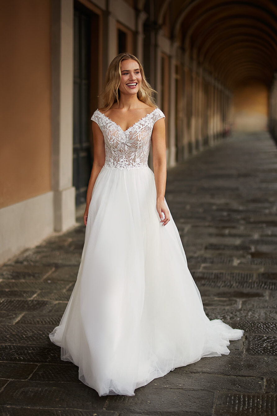 06-AA25604-treschic-avecamour-abito-sposa-vestito-romanico-corpetto-pizzo-omerale-gonna-ampia-pigal-atelier-bergamo