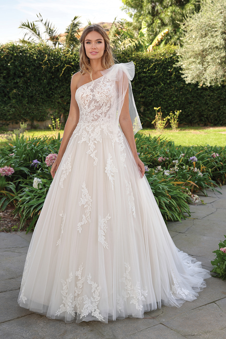 pigal-boutique-bergamo-atelier-vestiti-abiti-sposa-matrimonio-monospalla-tulle-pizzo-chantilly-pronovias-ladybird-nuove-collezioni-nava-a