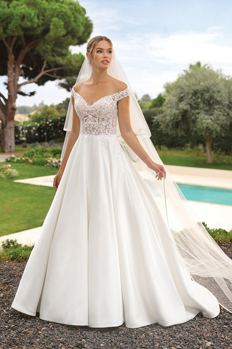 pigal-boutique-bergamo-atelier-vestiti-abiti-sposa-matrimonio-romantico-scollatura-omerale-gonna-liscia-corpetto-pizzo-ladybird-pronovias-nuove-collezioni-kunna-a