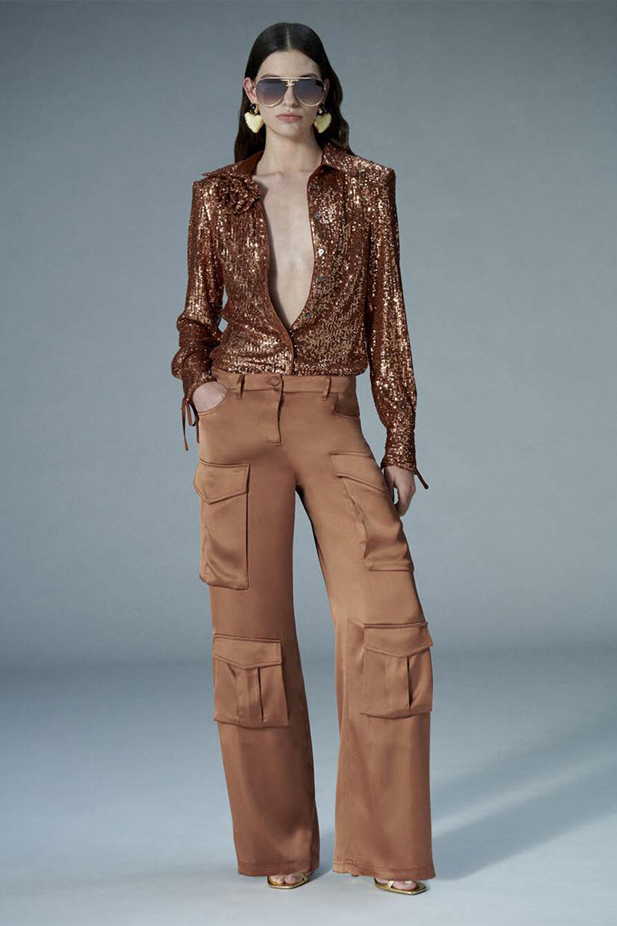 chic-bergamo-blugirl-blumarine-camicia-ricamo-pantaloni-cargo-raso-caramello-SS24-LOOKBOOK-5