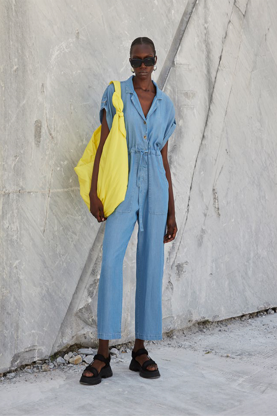 chic-donna-tuta-jumpsuit-jeans-azzurro-pantalone-emmaegaia-borsa-maxi-bag-gialla-ss24-nuove-collezioni