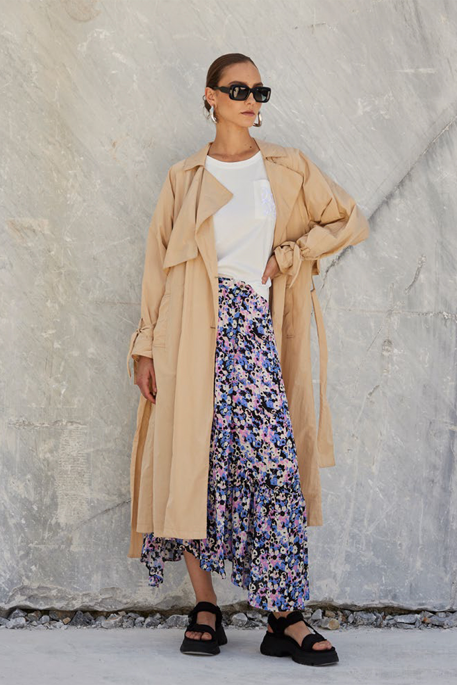 casual-chic-donna-bergamo-multibrand-gonna-lunga-ampia-fantasia-fiori-spolverino-trench-beige-t-shirt-bianca-emmaegaia